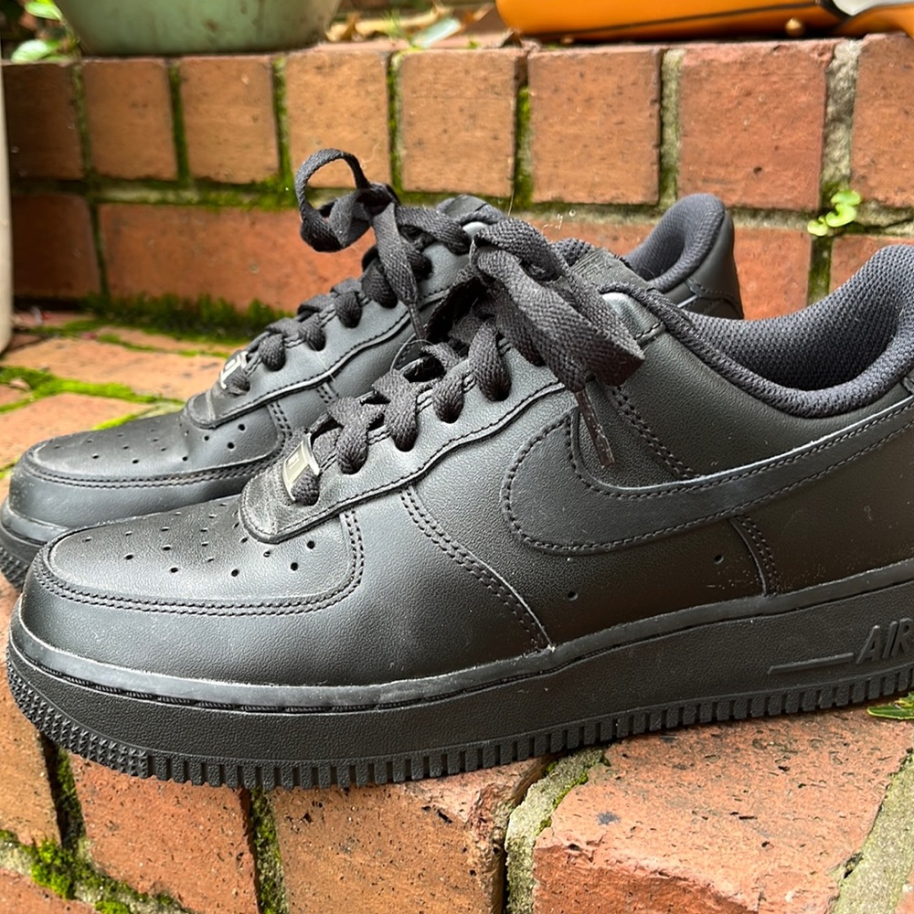 Black air force 1s size 8 in women’s or size 6.5 in men’s